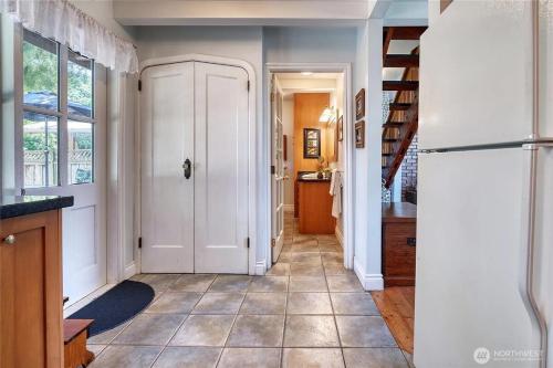 Charming and cozy cottage at Maple Beach in Point Roberts
