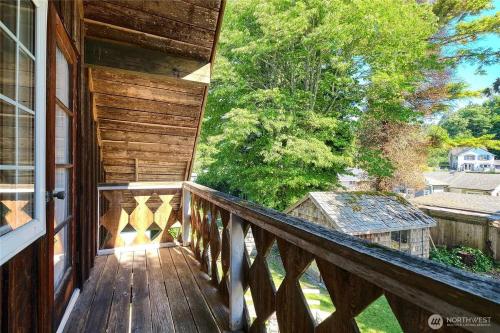 Charming and cozy cottage at Maple Beach in Point Roberts