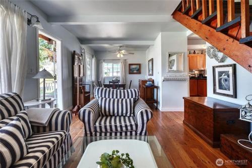 Charming and cozy cottage at Maple Beach in Point Roberts
