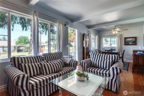 Charming and cozy cottage at Maple Beach in Point Roberts