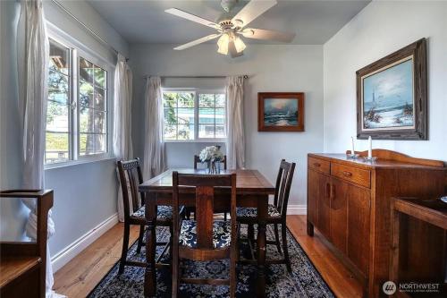 Charming and cozy cottage at Maple Beach in Point Roberts