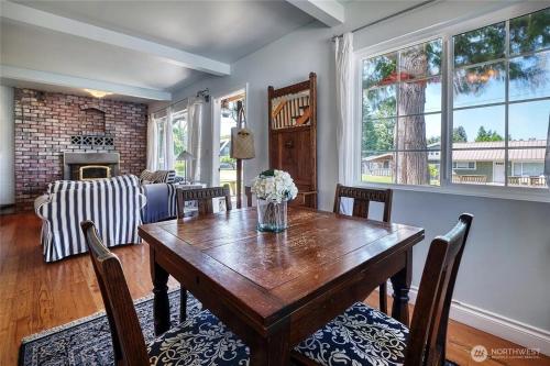Charming and cozy cottage at Maple Beach in Point Roberts