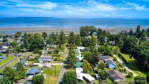 Charming and cozy cottage at Maple Beach in Point Roberts
