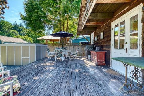 Charming and cozy cottage at Maple Beach in Point Roberts