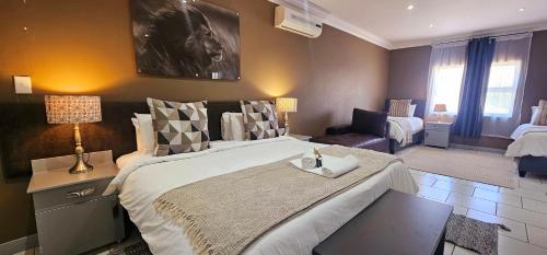 2 twin beds, 1 sofa bed