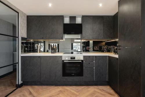Near Transport - Fireplace - WiFi - Sleeps 2 - main image