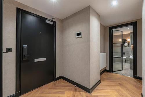 Near Transport - Fireplace - WiFi - Sleeps 2 - image 12