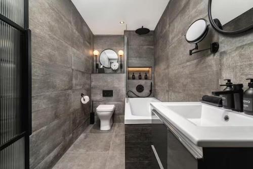 Near Transport - Fireplace - WiFi - Sleeps 2 - image 3