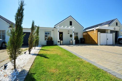 Montbleu 3 Bed 3 Bath House in residential security Estate – khách sạn tại Welgevonden Estate