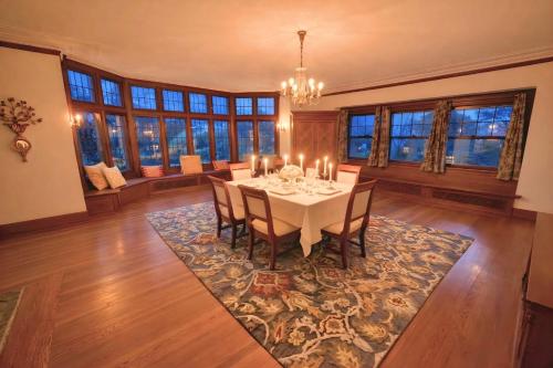 Historic Mansion for Large Groups Minutes to Cleveland Destinations in Cleveland Heights, USA