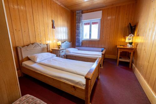 2 twin beds