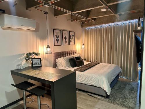 Suite tipo loft de lujo cerca al aeropuerto con AC