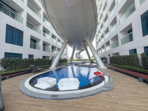 Al Barsha Apartment Sleeps 2 with Private Balcony - image 10