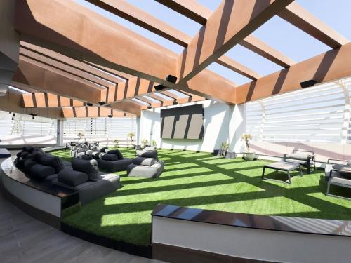 Al Barsha Apartment Sleeps 2 with Private Balcony - image 14