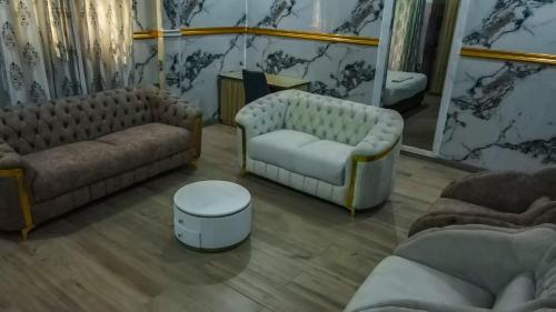 ROYAL MODAK RESORT AND HOTEL in อีบาดัน
