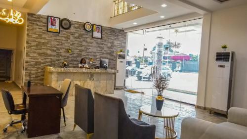 ROYAL MODAK RESORT AND HOTEL in อีบาดัน
