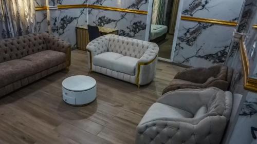 ROYAL MODAK RESORT AND HOTEL in อีบาดัน