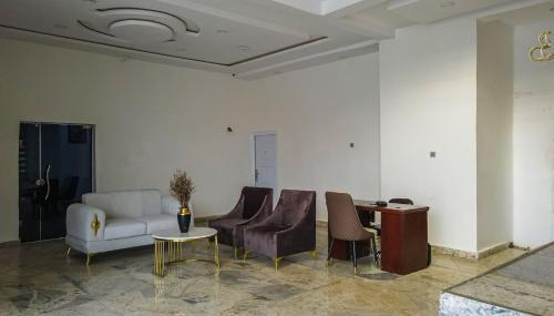 ROYAL MODAK RESORT AND HOTEL in อีบาดัน