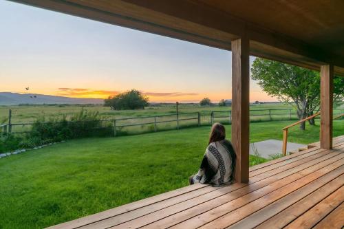 Upscale Hot Tub Wildlife Views - image 8