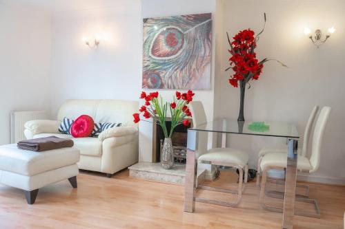 Stylish 3-Bed Lambeth Apartment Moments from Westminster & Brixton, London
