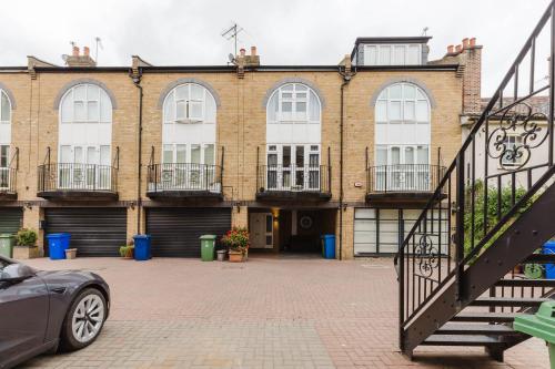 Tower Bridge 3-Storey Designer Townhouse with Views, Londres