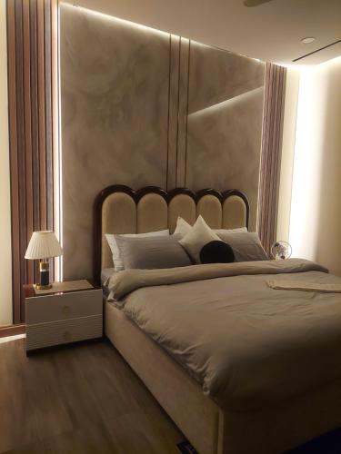 Zeta Mall's Luxurious Apartment! "Opposite Of Giga Mall" – khách sạn tại DHA Phase II