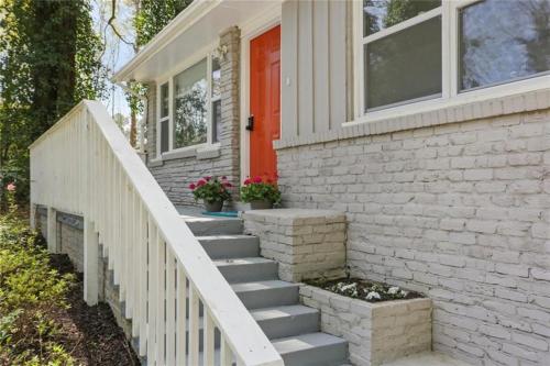 Spacious Home on a Hill near Dwntwn ATL, 3BD-2BA excluding Basement in Collier Heights