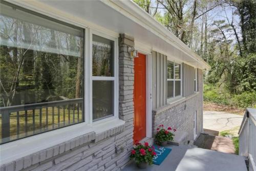Spacious Home on a Hill near Dwntwn ATL, 3BD-2BA excluding Basement in Collier Heights