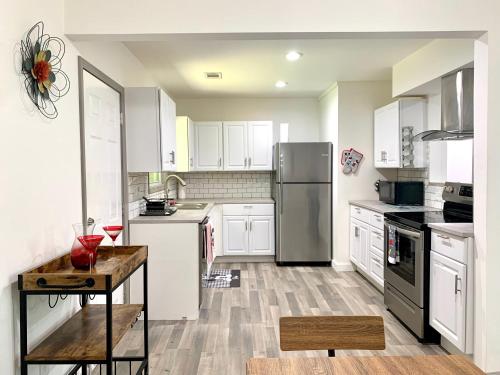 Spacious Home on a Hill near Dwntwn ATL, 3BD-2BA excluding Basement – khách sạn tại Collier Heights