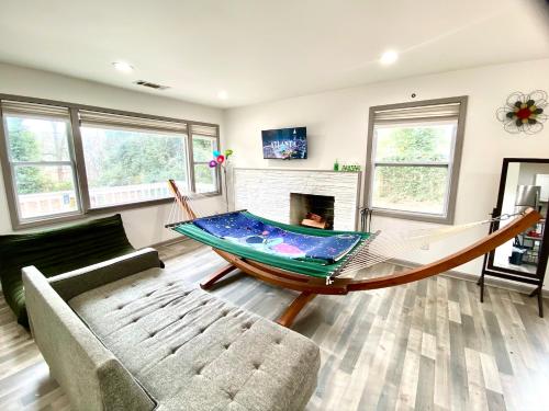Spacious Home on a Hill near Dwntwn ATL, 3BD-2BA excluding Basement in Collier Heights