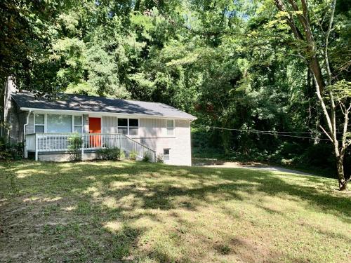 Spacious Home on a Hill near Dwntwn ATL, 3BD-2BA excluding Basement in Collier Heights