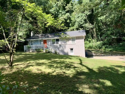 Spacious Home on a Hill near Dwntwn ATL, 3BD-2BA excluding Basement in Collier Heights