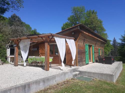 chalet atypique, Ile chambod – khách sạn tại Pont-d'Ain