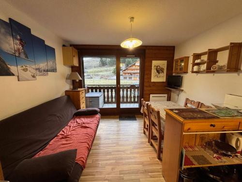 Appartement confortable près des pistes avec balcon et parking - FR-1-693-128