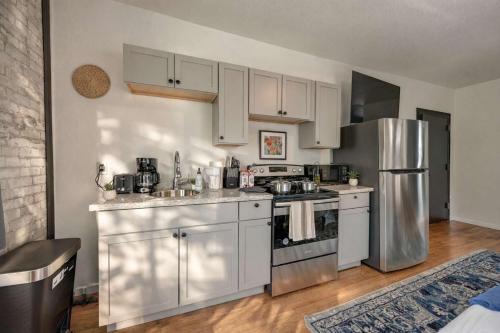 Elegant Studio McKinley Beach - Brady St Lowr East in Milwaukee, USA