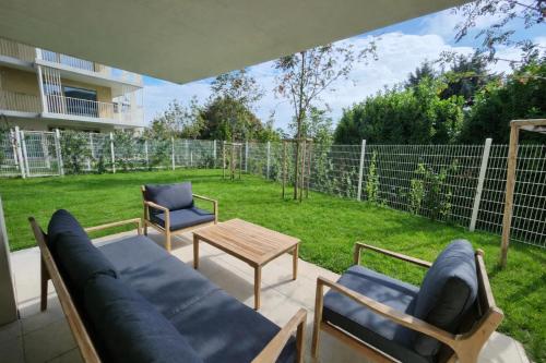 BA Apartment with free garage parking and garden, Bratislava
