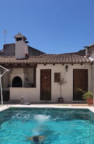 Peldbaseins, El Corral de Tía Gloria (El Corral de Tia Gloria) in Segurilla