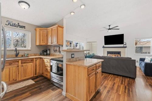 Pet Friendly 2 King Beds AF Academy Sleeps 12 in Colorado Springs, USA