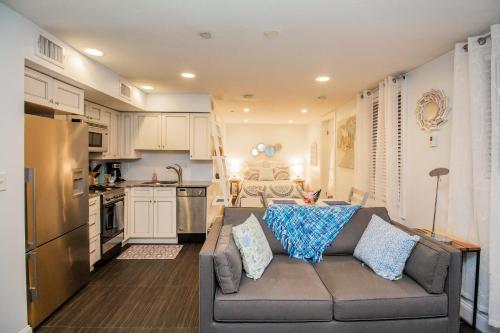 Renovated Studio, steps to MGH, Suffolk, Sleeps 4 – khách sạn tại Đồi Beacon