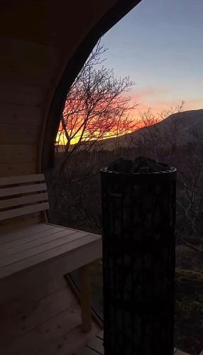 Galdur Cottage- heart of Golden Circle with hot tub & sauna – khách sạn tại Haukadal