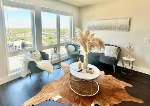 Diamond Cove Highrise Suite in English Avenue