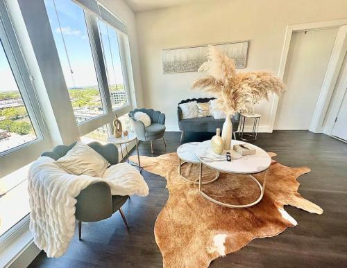 Diamond Cove Highrise Suite in English Avenue