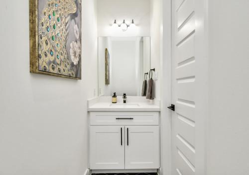 Luxury Stay King Bed Near NRG and Med Center - image 12
