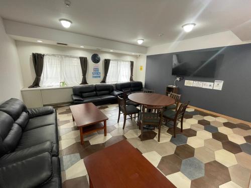 Shared lounge/TV area, アセット北初富 - 長期滞在歓迎 キッチン付きで一人旅やビジネス出張におすすめ 成田空港へ直通 in Kamagaya