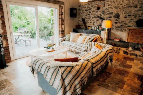 Koplietošanas atpūtas telpa ar TV, Chambre d'hôtes La cavalière à La Source de nos Racines (Chambre d'hotes La cavaliere - LA SOURCE DE NOS RACINES - CORPS DE FERME AU COEUR DU PARC NATUREL DE) in Eclaibes