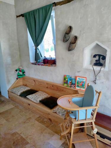 Spēļu laukums, Chambre d'hôtes La cavalière à La Source de nos Racines (Chambre d'hotes La cavaliere - LA SOURCE DE NOS RACINES - CORPS DE FERME AU COEUR DU PARC NATUREL DE) in Eclaibes