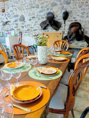 Restorāns, Chambre d'hôtes La cavalière à La Source de nos Racines (Chambre d'hotes La cavaliere - LA SOURCE DE NOS RACINES - CORPS DE FERME AU COEUR DU PARC NATUREL DE) in Eclaibes