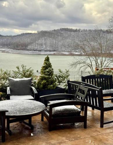 Almost Heaven At The River in 白廳