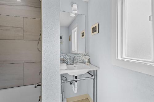 Seaside Getaway B - image 12