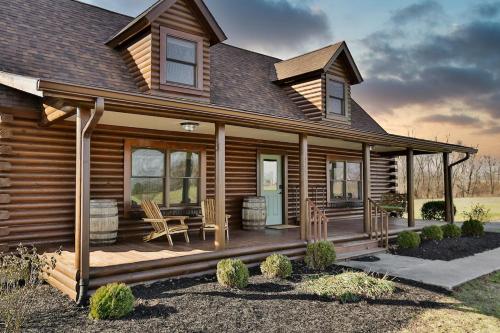 Rec Farm-Log Cabin on Farm, Lake, Hot Tub,Arcade, Pickleball